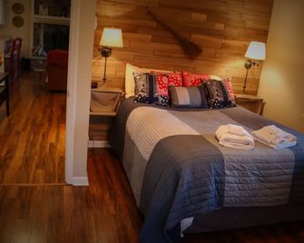 Casual comfort between Boone & Sugar. A retreat w/ soul, High Country centered. - Valle Crucis - Bedroom