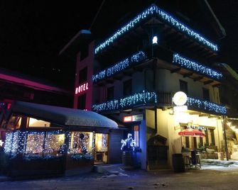 Hôtel Dents de Veisivi - Evolène - Building