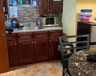 Plainfield Paradise for the Whole Family close to JFK and hospitals - Valley Stream - Restaurant