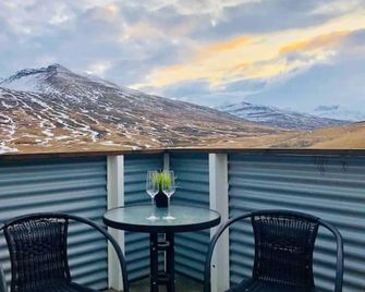 Hidden Cottage with indoor hot tub - Olafsfjordur - Balcón