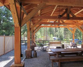 - Comfortable, cozy 1 bedroom suites. 1 to 4 suites available - Manning Park - Patio