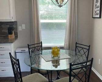 4 Bed 2.5 Bath Sleeps 10- King of Karincrest - Middletown - Dining room