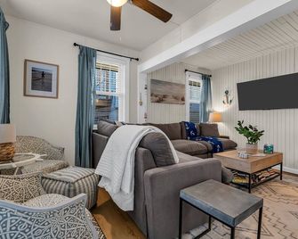 Entire Cottage. 2.5 blocks 2 beach. BBQ Grill. 4 beach badges. - Seaside Heights - Living room