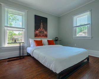 Cozy 2 bed|1ba apt in West Village w/parking - Detroit - Bedroom