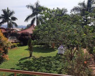 Airport Side Hotel Entebbe - Ентеббе - Вигляд зовні