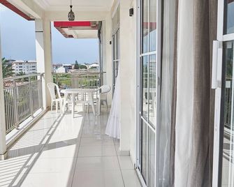 Luxe Guest House - Douala - Balkón