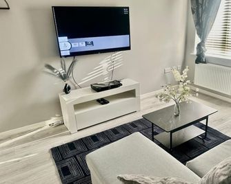 Spacious 4-Bed in Vibrant Community with Family Park & Garden Oasis! - Wolverhampton - Living room