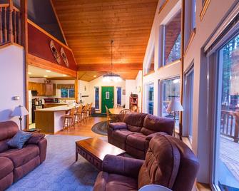 Crystal Mountain Chalet - Enumclaw - Living room
