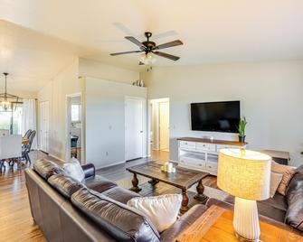 Bring Your Pup: Spring Valley Home w/ Fenced Yard! - Mayer - Living room