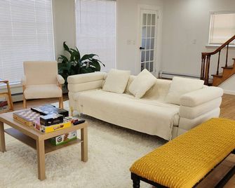 Beach House, Five Minutes Walk To The Beach, Very Spacious - Long Beach - Living room