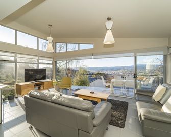 Launceston Views Townhouses - Launceston - Living room