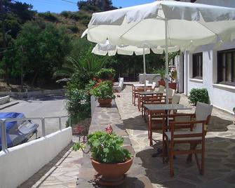 Oinoi Hotel - Agios Kirykos - Patio