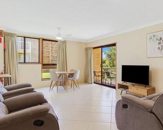 Unit 2 8 Banks Avenue - Tweed Heads - Living room