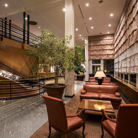 Flyon Hotel & Conference Center image 1