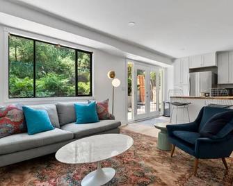 Mid-Century Modern Dream Retreat - West Kelowna - Living room