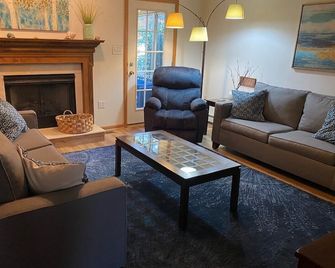 Spacious, dog-friendly, w/Disability aids, Incl. Linens/Paper Goods - Villas - Living room