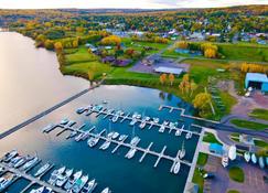 Comfortable suite, great location, easy access to Lake Superior! - Washburn - Außenansicht