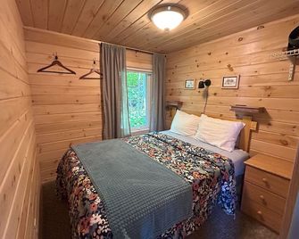 Eve's Place Lakeside Cabin 4: Pet Friendly! - Grand Marais - Bedroom