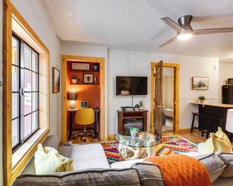 Cozy Red River Getaway - Walk to Main Street - Red River - Living room