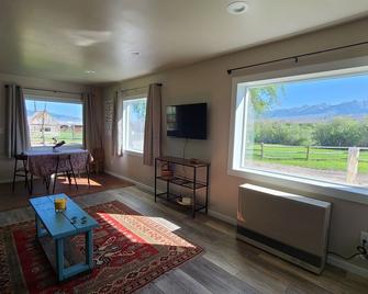 Stay on the ranch in beautiful ranch house - Salmon - Living room