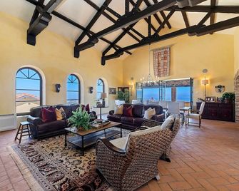 Tuscan Villa w/Vineyard Views! - Murrieta - Obývací pokoj