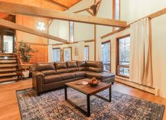 •Pet Friendly• Lg. Lake Lodge w Alexa, Water Toys & Game Rm. w Pool Table - Minocqua - Living room