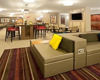Holiday Inn Express Hotel & Suites Minneapolis-Minnetonka, An IHG Hotel - Minnetonka - Living room