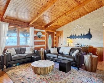 Tall Maple Lodge with Views - North Wilkesboro - Living room