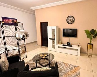 Large studio at your disposal in Abidjan - Abidjan - Living room