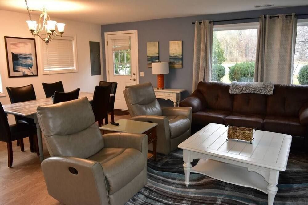 Sunrise Beach Oscoda - Lake Huron | Condo |sleeps 8 | 3br/2ba | Private Beach - Oscoda - Living room