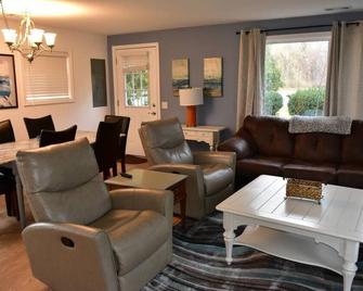 Sunrise Beach - Lake Huron - 3 Bed 2 Bath Condo Sleeps 8 - Oscoda - Wohnzimmer