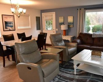 Sunrise Beach Oscoda - Lake Huron | Condo |sleeps 8 | 3br/2ba | Private Beach - Oscoda - Living room