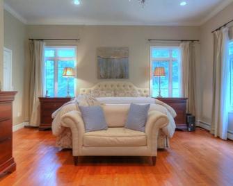 Spacious 4-bedroom house in peaceful Southfield with AC, WiFi and more! - New Marlborough