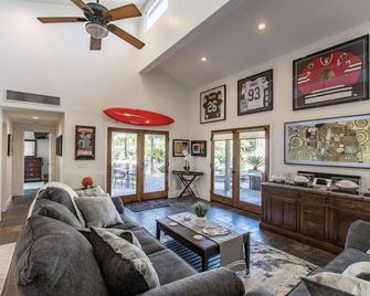 Rancho Santa Fe Covenant Detached Guest House - Rancho Sante Fe - Living room
