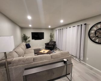 Spacious 4-bedroom house on 1 acre, fenced, GAME ROOM, and party tent rental! - Big Lake - Living room