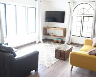 Red Fern Hotel - Eclectic Getaway 2 bedroom - Ottumwa - Huiskamer