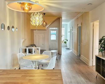 Spacious and calm appartement all incuded with a full kitchen. - Montreal - Dining room