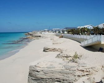 'Footprints in the Sand' - Poolside 3/3 - Alice Town - Beach
