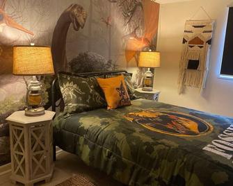 Dino Den - Charming 1-bedroom apartment in Oneonta with WiFi, AC - Oneonta - Habitación