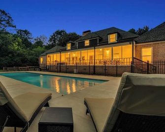 Pool estate with soccer field, sleeps 16 - Lithonia - Bazén