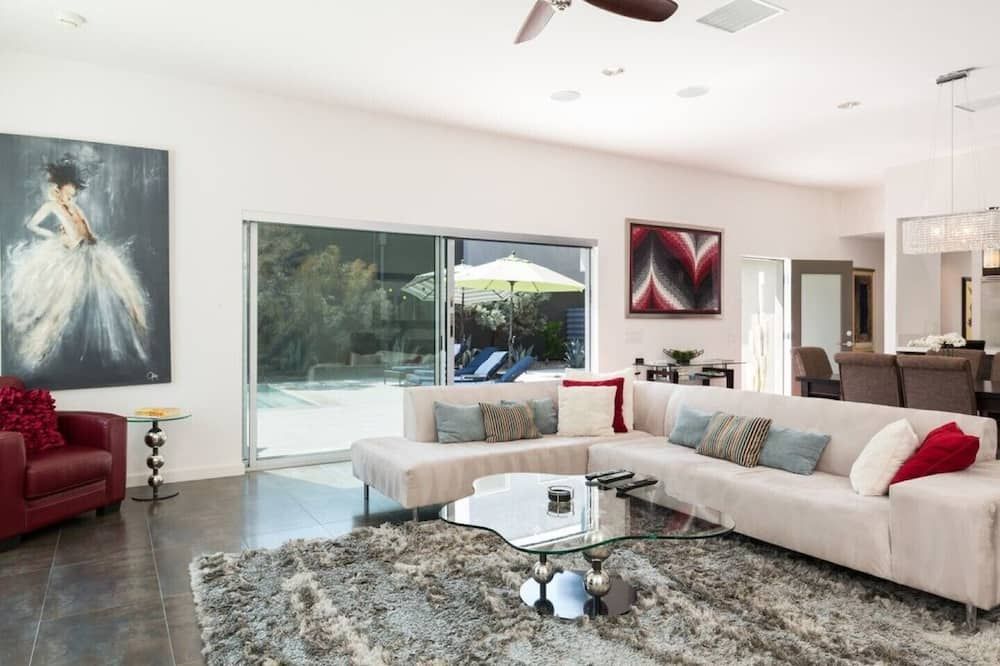 Beautiful Contemporary Home - פאלם ספירנגס - סלון
