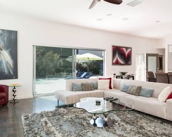 Beautiful Contemporary Home - פאלם ספירנגס - סלון