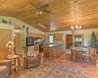 Lead Cabin about 9 Mi to Deadwood Hot Tub and Patio! - Lead - Living room