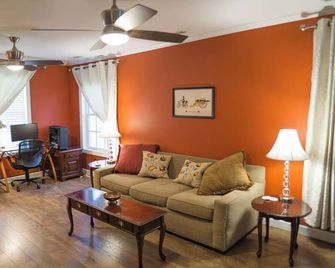 Full house with garage and fenced yard — zero fees! - Sweetwater - Wohnzimmer
