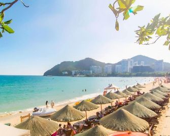 Sanya New City Hotel - Sanya - Beach