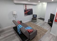 Serene & Modern 1bed Suite + Close To Airport - Regina - Oturma odası