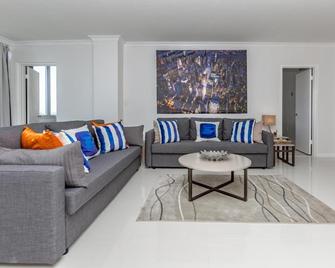 Ocean Beach Condo 3BR On the Sand 911 - Fort Lauderdale - Sala de estar