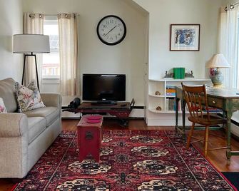 The Annex at Bullfrog Hall. Country Charm in the ️ of the Historic District. - Saint Johnsbury - Living room