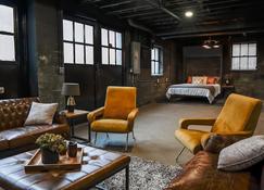 Unique Downtown Studio with an Industrial Vibe - Shelbyville - Living room