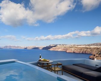 Neptune Luxury Spa Suites - Firá